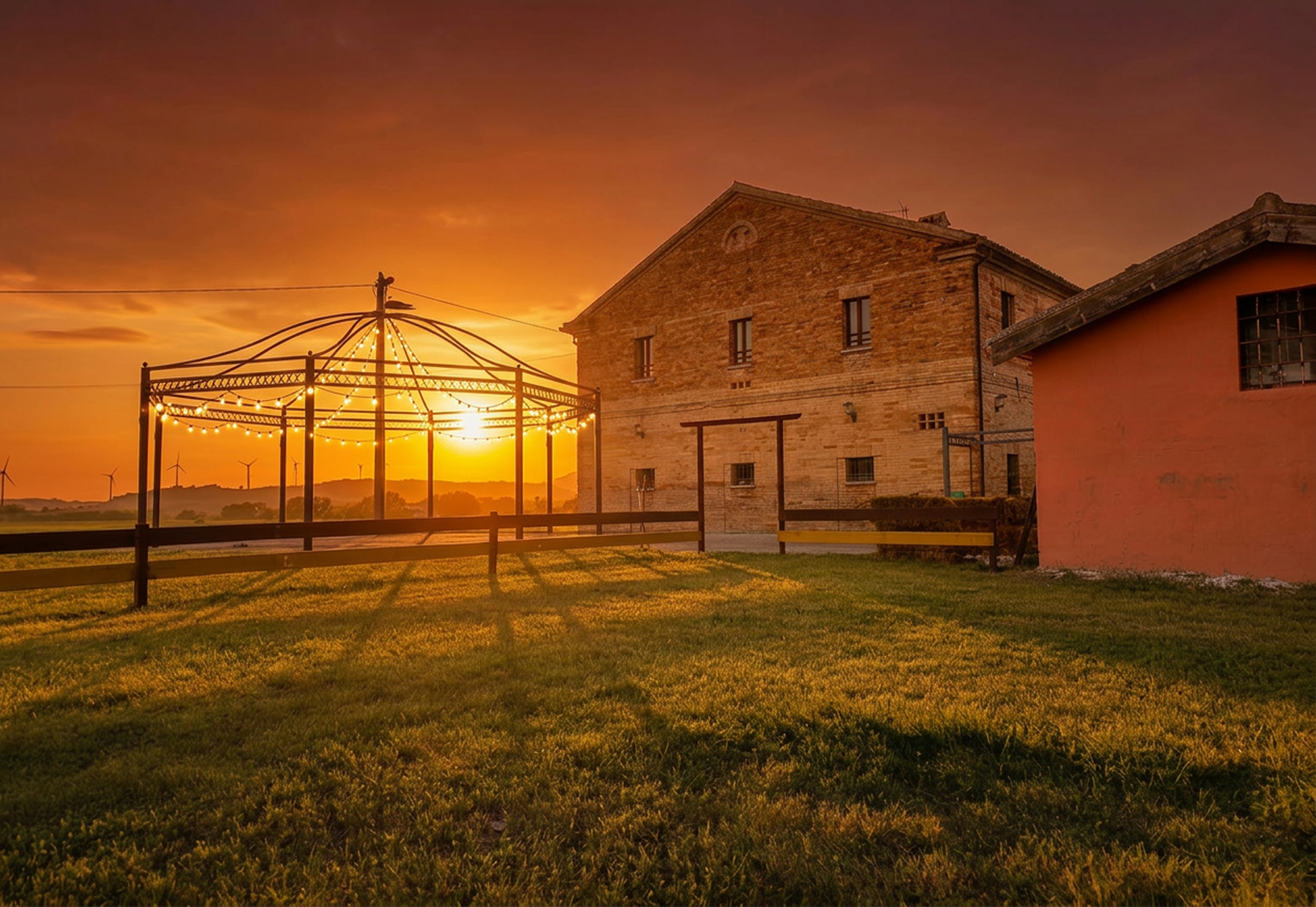Esterno del casale al tramonto con pergola e luci